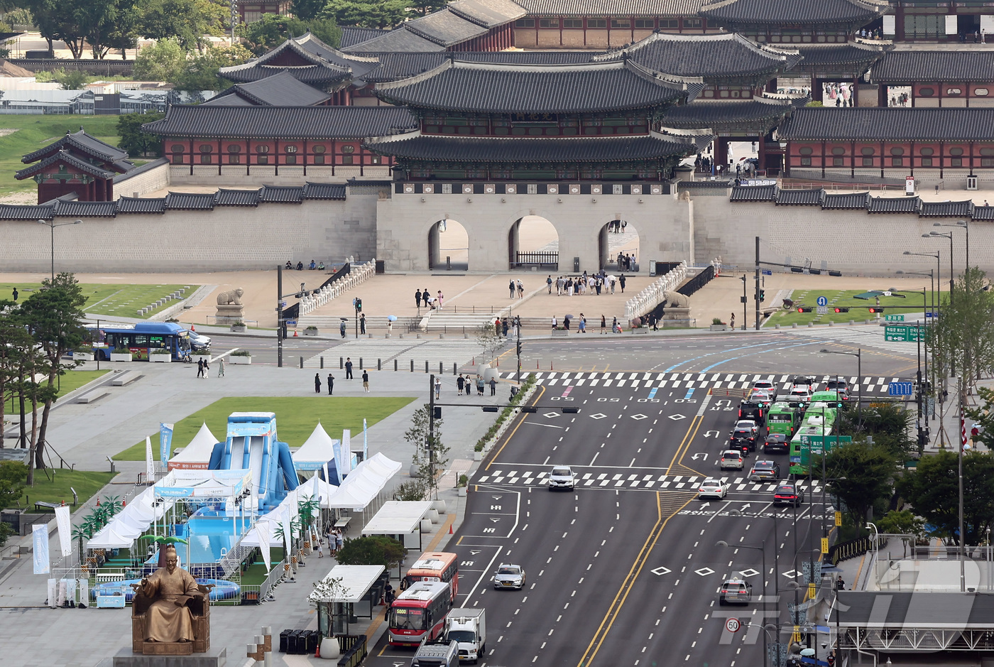 (서울=뉴스1) 김민지 기자 = 본격적인 여름 휴가철을 맞은 2일 오전 서울 종로구 광화문 일대가 한산한 모습을 보이고 있다. 2026.8.2/뉴스1