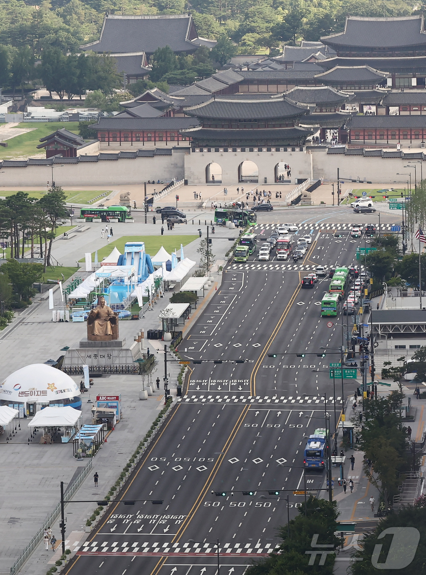 (서울=뉴스1) 김민지 기자 = 본격적인 여름 휴가철을 맞은 2일 오전 서울 종로구 광화문 일대가 한산한 모습을 보이고 있다. 2026.8.2/뉴스1