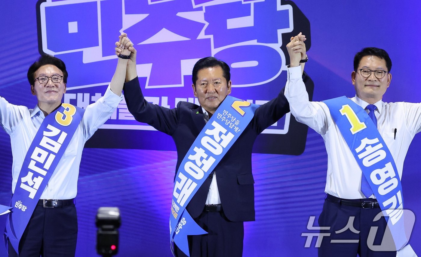 (울산=뉴스1) 신웅수 기자 = 더불어민주당 당권 주자인 김민석(왼쪽부터), 정청래, 송영길 의원이 2일 울산 울주군 울산전시컨벤션센터에서 열린 당대표·최고위원 합동연설회에서 손을 …