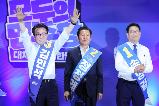 당원들에게 인사하는 김민석