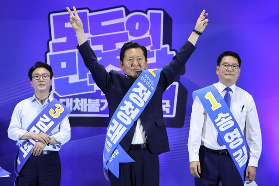 당원들에게 인사하는 정청래