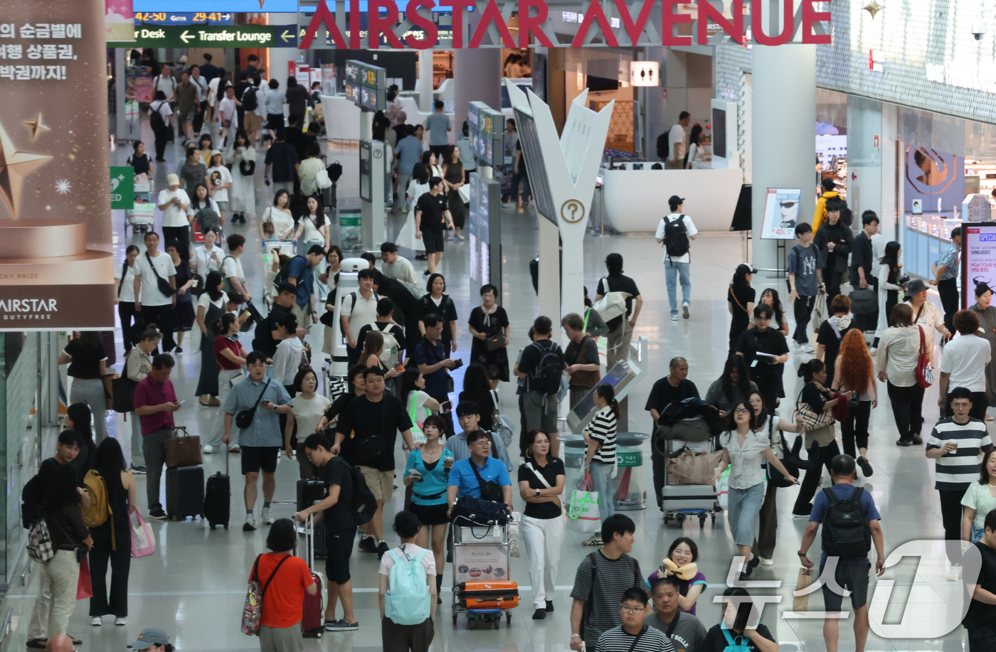 (인천공항=뉴스1) 임세영 기자 = 본격적인 여름 휴가철이 맞은 2일 오전 인천국제공항 제1여객터미널 면세구역이 여행객들로 붐비고 있다.인천국제공항공사는 지난달 25일부터 오는 1 …