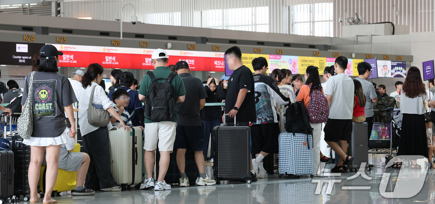 (인천공항=뉴스1) 임세영 기자 = 본격적인 여름 휴가철을 맞은 2일 오전 인천국제공항 제1여객터미널 출국장이 해외여행객들로 북적이고 있다.인천국제공항공사는 지난달 25일부터 오는 …