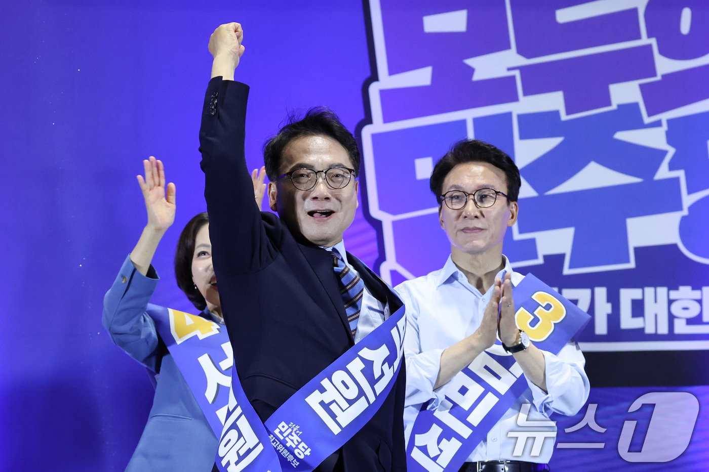 (울산=뉴스1) 신웅수 기자 = 박선원 더불어민주당 최고위원 후보가 2일 울산 울주군 울산전시컨벤션센터에서 열린 당대표·최고위원 합동연설회에서 당원들에게 인사하고 있다. 2026. …