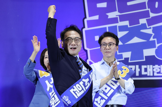 당원들에게 인사하는 박선원