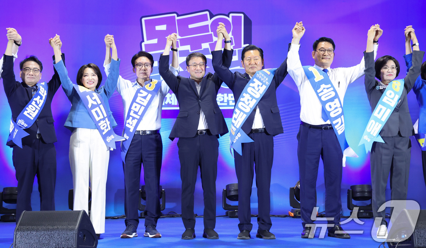 (울산=뉴스1) 신웅수 기자 = 한병도 당대표 직무대행 겸 원내대표가 2일 울산 울주군 울산전시컨벤션센터에서 열린 당대표·최고위원 합동연설회에서 후보들과 기념 촬영을 하고 있다. …