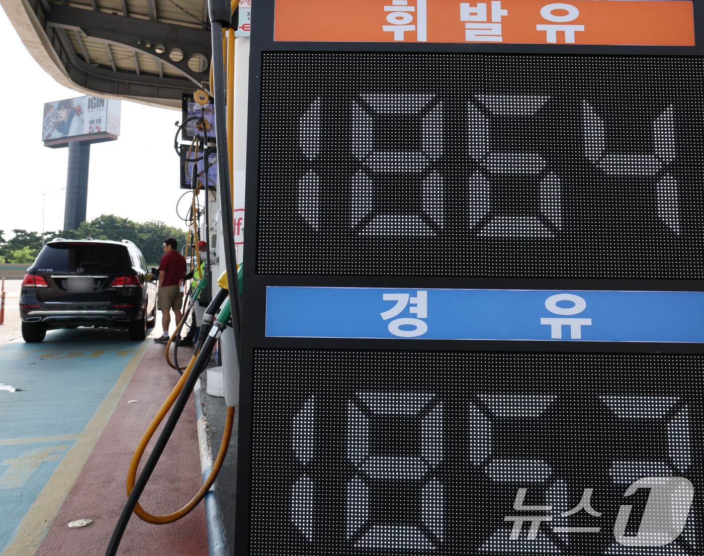 (서울=뉴스1) 이종수 기자 = 한국석유공사 유가정보시스템 오피넷에 따르면 7월 다섯째 주 전국 주유소 휘발유 평균 판매가격은 전주보다 L당 3.3원 내린 1869.1원으로 11주 …