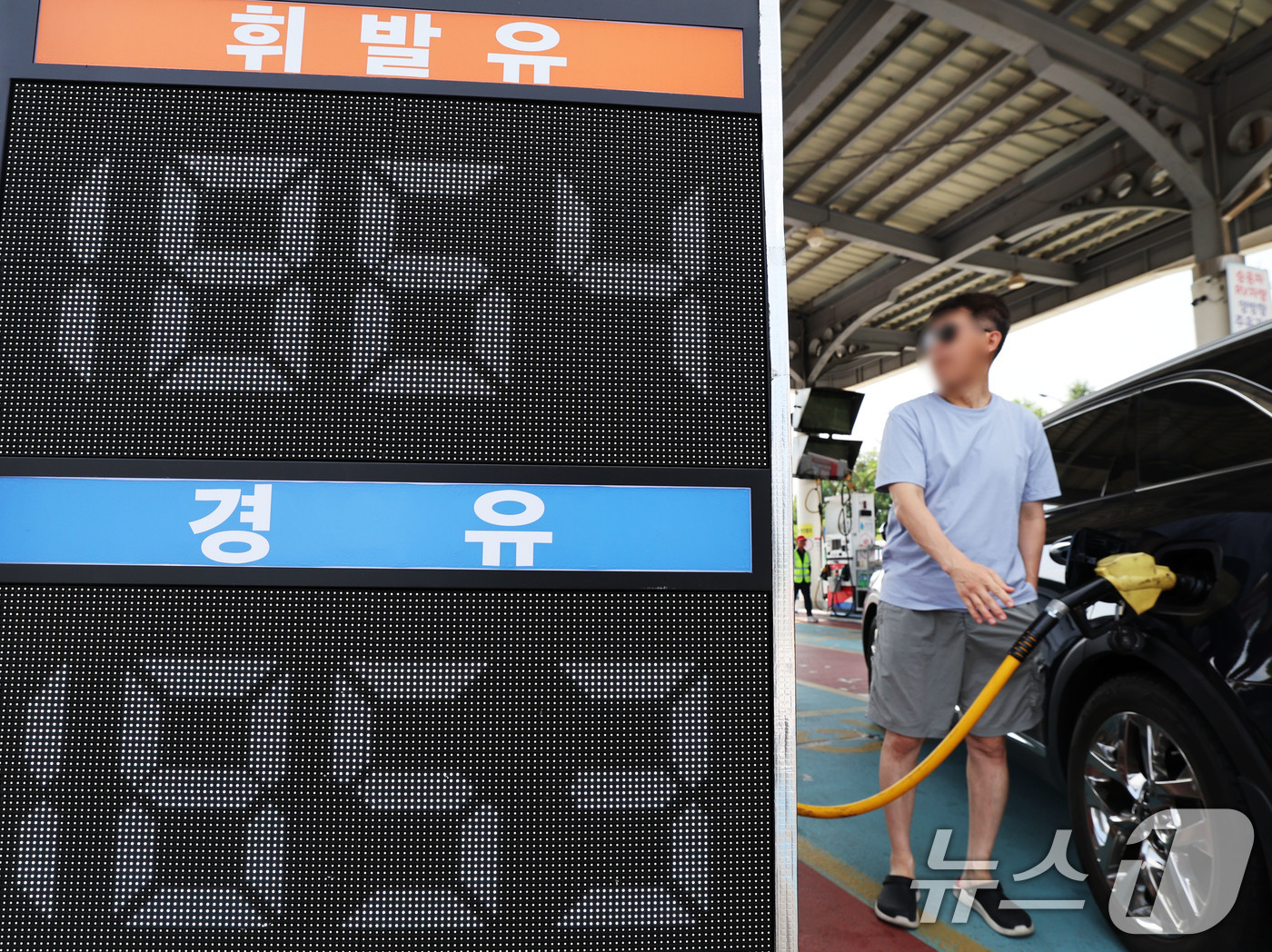 (서울=뉴스1) 이종수 기자 = 한국석유공사 유가정보시스템 오피넷에 따르면 7월 다섯째 주 전국 주유소 휘발유 평균 판매가격은 전주보다 L당 3.3원 내린 1869.1원으로 11주 …