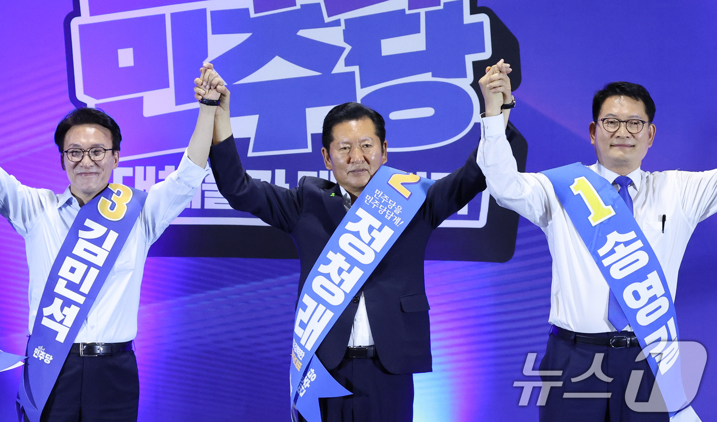 (울산=뉴스1) 신웅수 기자 = 더불어민주당 당권 주자인 김민석(왼쪽부터), 정청래, 송영길 의원이 2일 울산 울주군 울산전시컨벤션센터에서 열린 당대표·최고위원 합동연설회에서 손을 …