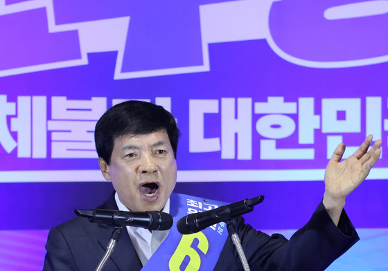 합동연설회 정견 발표하는 이성윤