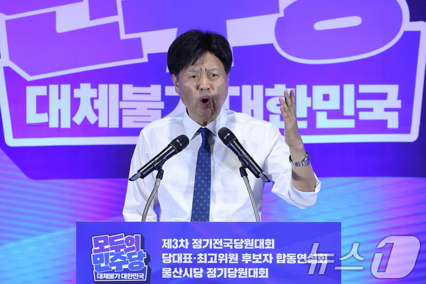 (울산=뉴스1) 신웅수 기자 = 김용 더불어민주당 최고위원 후보가 2일 울산 울주군 울산전시컨벤션센터에서 열린 당대표·최고위원 합동연설회에서 정견 발표를 하고 있다. 2026.8. …