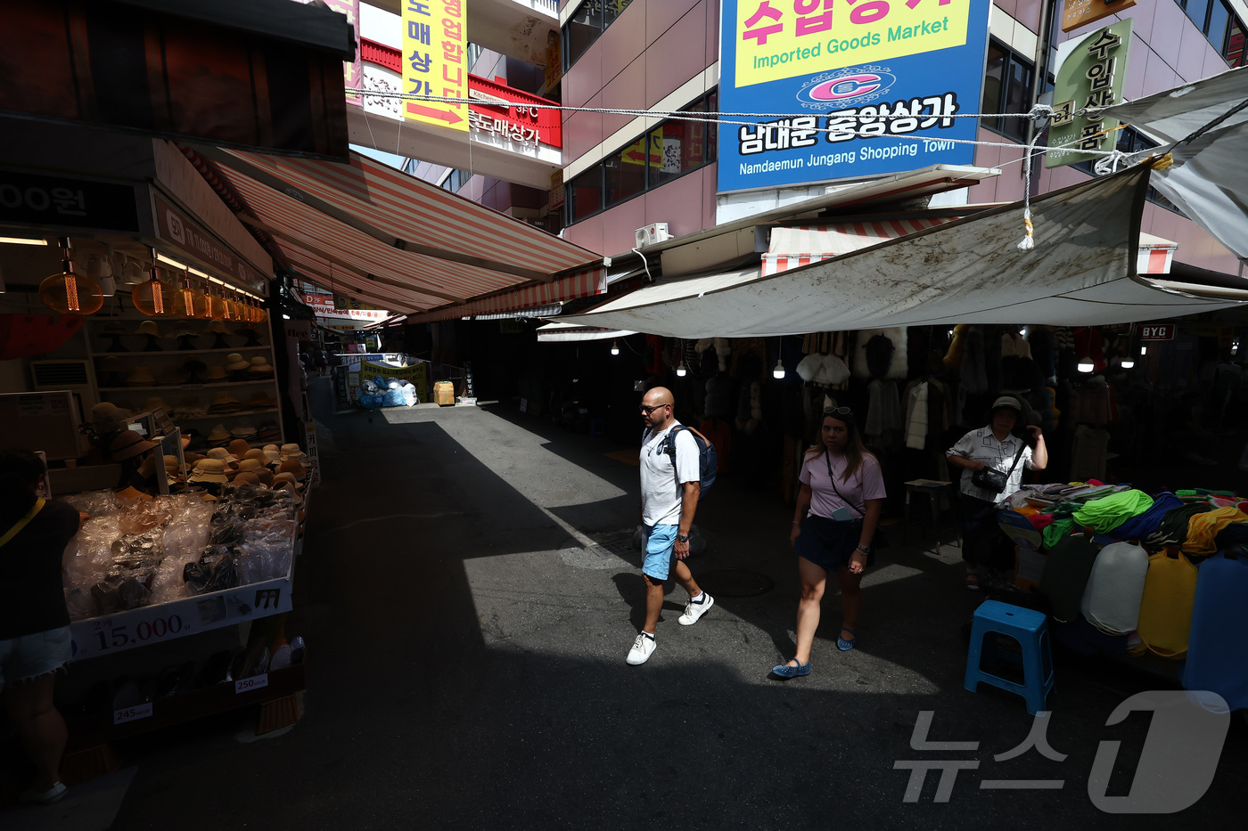 (서울=뉴스1) 김민지 기자 = 경기 침체 장기화에 폭염과 계절적 비수기까지 겹치면서 소상공인과 전통시장의 체감경기가 동반 악화된 것으로 나타난 2일 서울의 한 시장이 한산한 모습 …