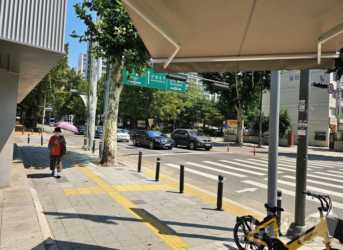 본문 이미지 - 폭염이 계속되는 2일 오전 대구 수성구의 한 교차로 부근 보행로가 더위 탓에 오가는 인파가 별로 없어 한산한 모습을 보이고 있다. ⓒ 뉴스1 남승렬 기자