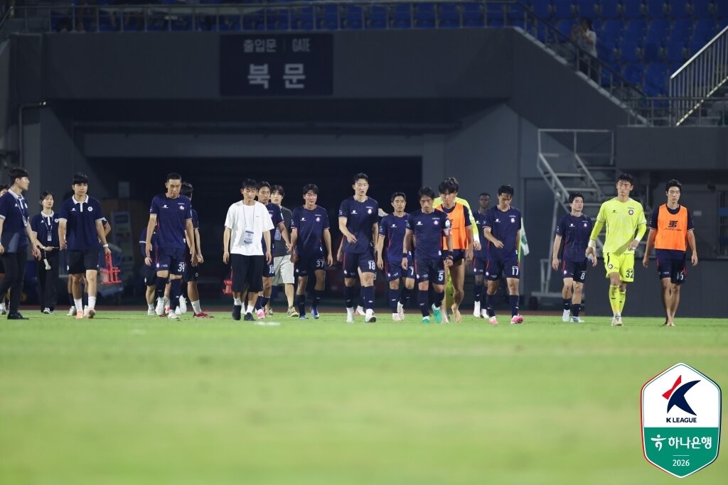 본문 이미지 - 경기 종료 후 퇴장하는 충북청주 선수들(한국프로축구연맹 제공) 