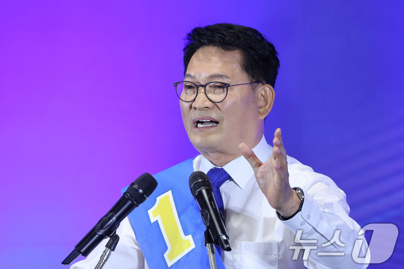 (울산=뉴스1) 신웅수 기자 = 더불어민주당 당권 주자인 송영길 의원이 2일 울산 울주군 울산전시컨벤션센터에서 열린 당대표·최고위원 합동연설회에서 정견 발표를 하고 있다. 2026 …
