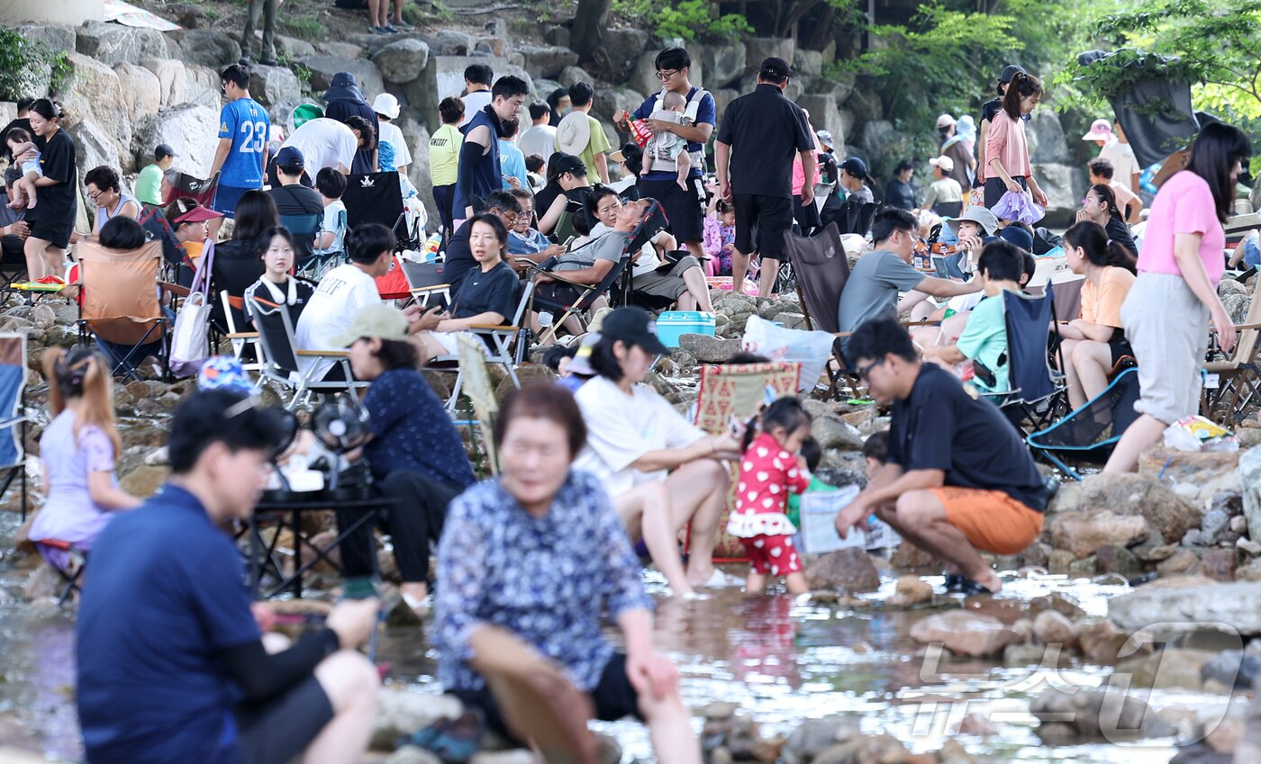 본문 이미지 - 휴가철을 맞은 2일 경기도 양주시 송추계곡을 찾은 시민들이 물놀이를 즐기며 휴일을 보내고 있다. 2026.8.2 ⓒ 뉴스1 김성진 기자