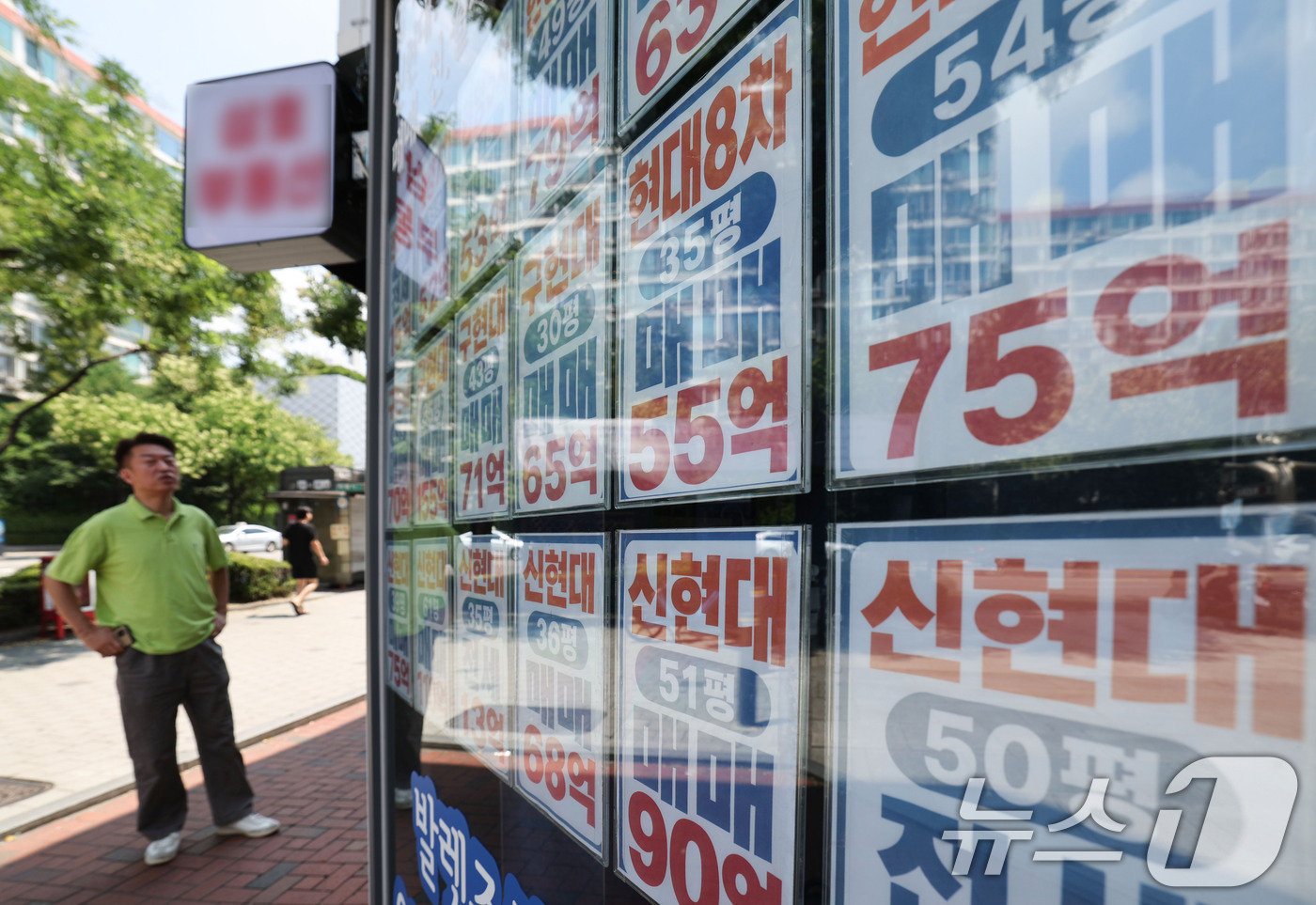 (서울=뉴스1) 이종수 기자 = 정부가 공정시장가액비율 상향 등을 포함한 초고가 주택 보유세 강화 방안을 검토하면서 강남권 초고가 아파트를 중심으로 세 부담이 커질 것이라는 전망이 …