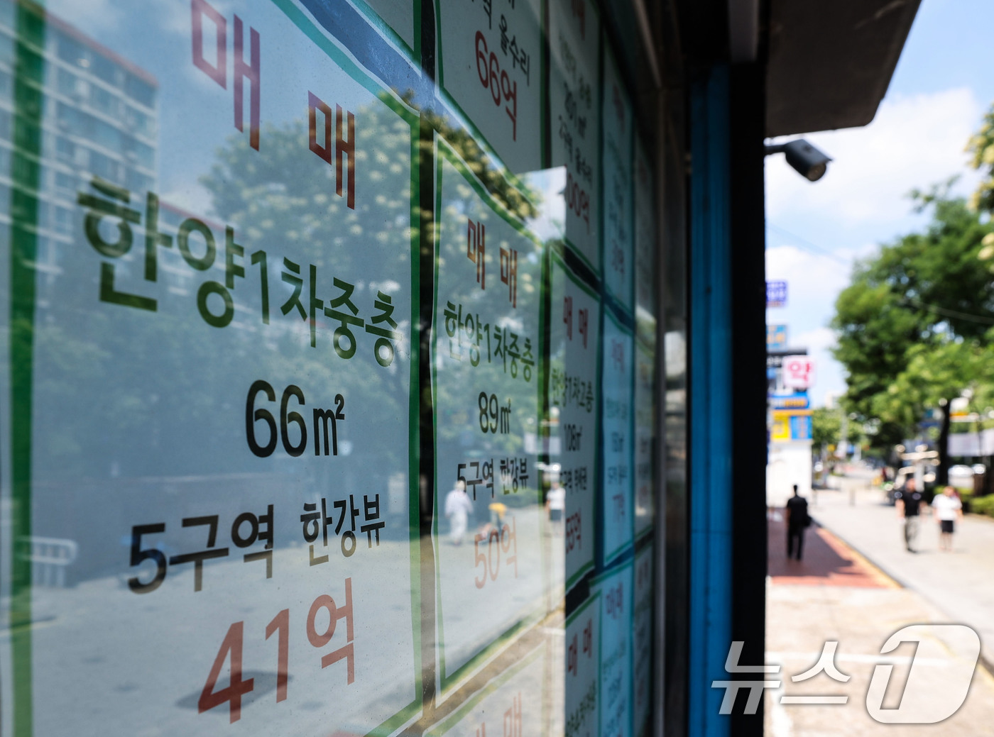 (서울=뉴스1) 이종수 기자 = 정부가 공정시장가액비율 상향 등을 포함한 초고가 주택 보유세 강화 방안을 검토하면서 강남권 초고가 아파트를 중심으로 세 부담이 커질 것이라는 전망이 …