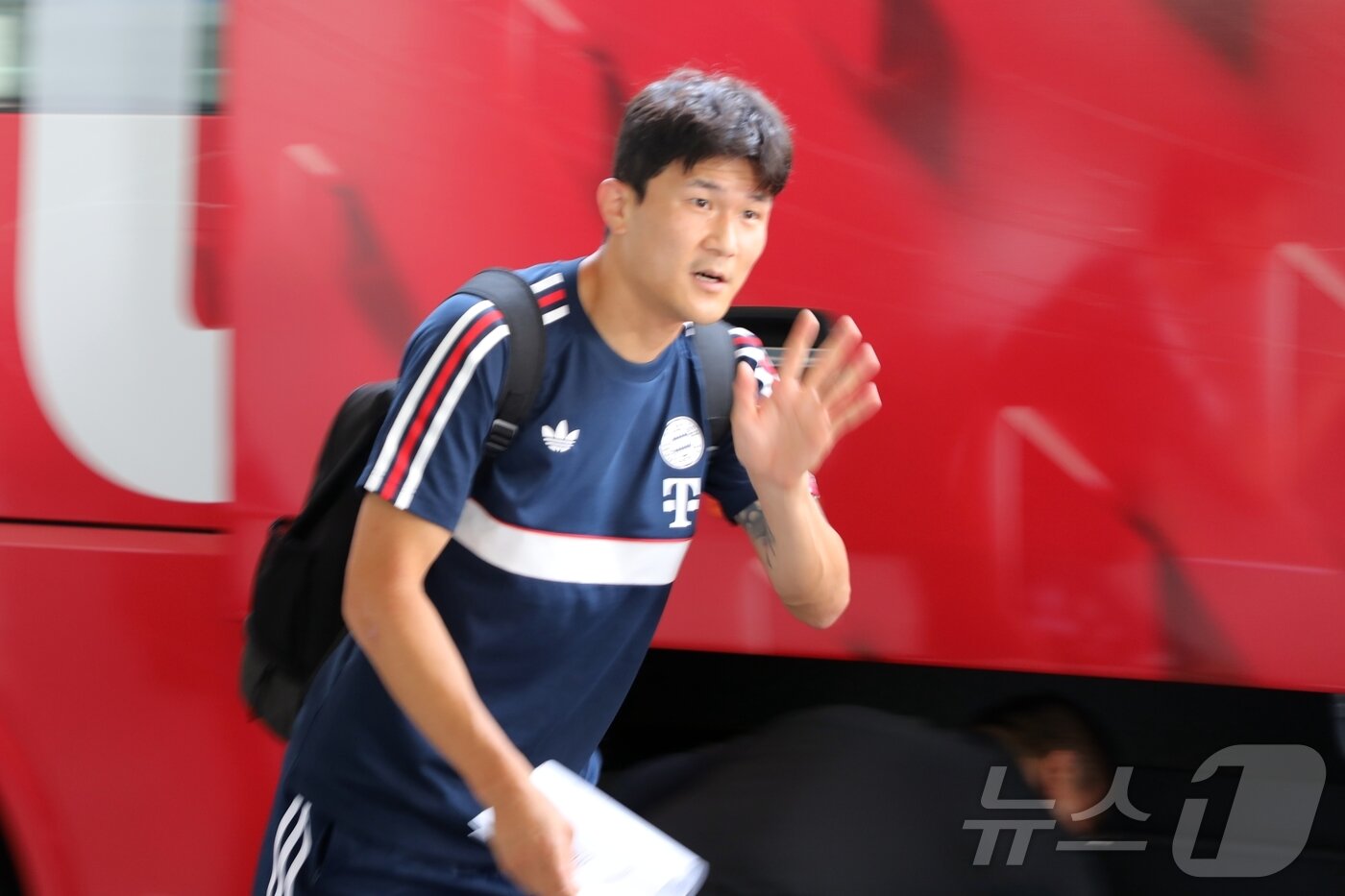 본문 이미지 - 바이에른 뮌헨의 김민재가 2일 오후 제주국제공항에서 입국절차를 마치고 이동하고 있다. 바이에른 뮌헨은 오는 4일 오후 8시 제주월드컵경기장에서 K리그1 제주SK와 '아우디 풋볼 써밋 2026' 친선전을 갖는다. 2026.8.2 ⓒ 뉴스1 홍수영 기자