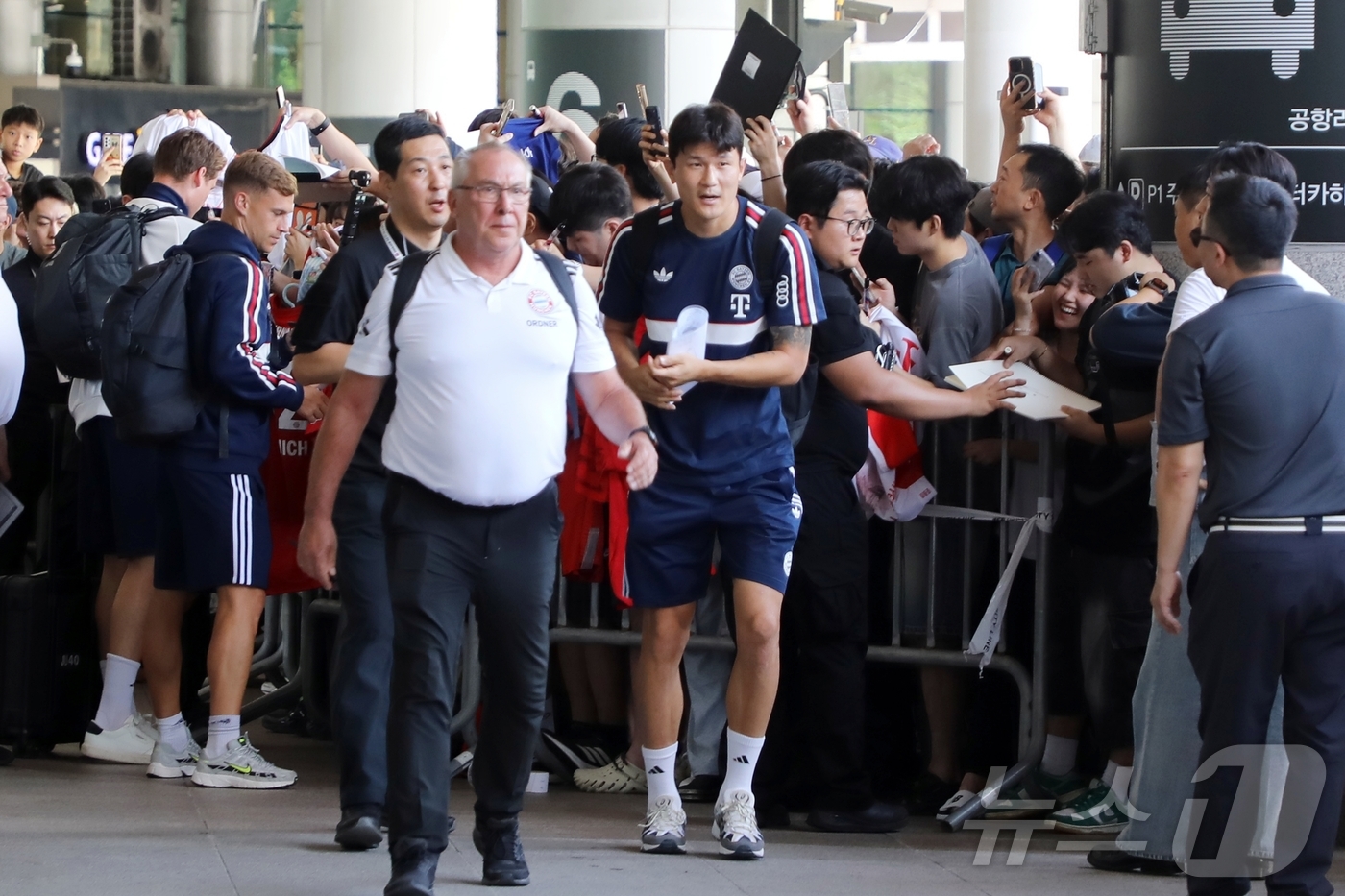 (제주=뉴스1) 홍수영 기자 = 바이에른 뮌헨의 김민재가 2일 오후 제주국제공항에서 입국절차를 마치고 팬들과 인사하고 있다. 바이에른 뮌헨은 오는 4일 오후 8시 제주월드컵경기장에 …