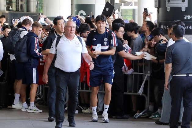제주서 국내 팬과 인사하는 김민재