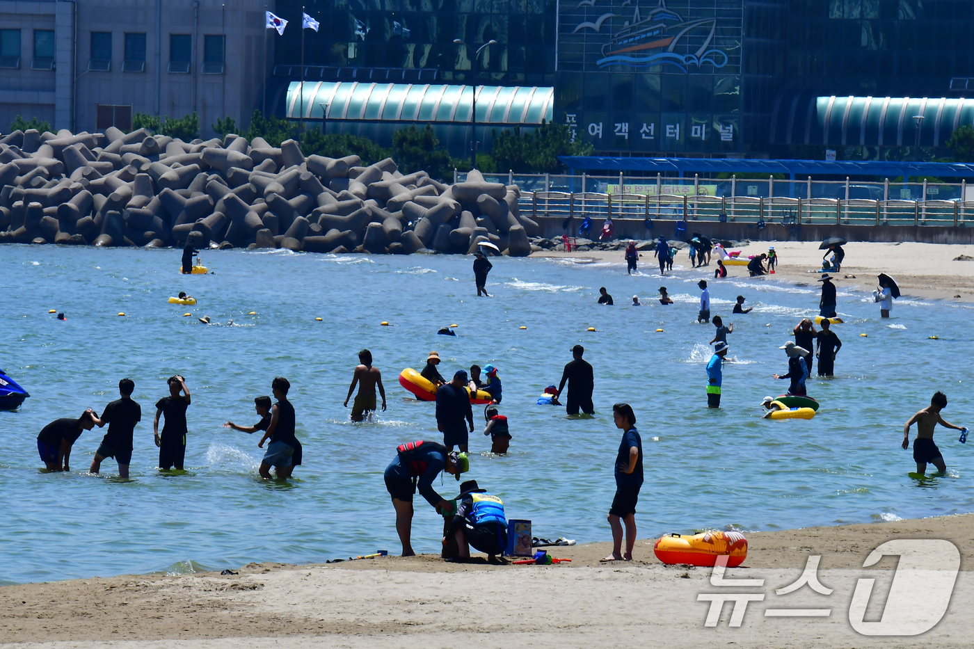 (포항=뉴스1) 최창호 기자 = 경북 포항시 전역에 폭염특보가 발효된 2일 오전 영일대해수욕장에서 피서객들이 바다물로 뛰어들어 더위를 식히고 있다.  2026.8.2/뉴스1