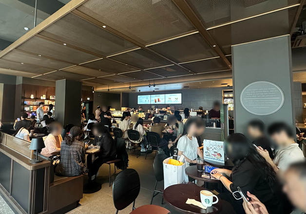 '핫플' 성수동 덮친 35도 폭염에 '펄펄'…"땀으로 수영할 듯" 카페로 대피
