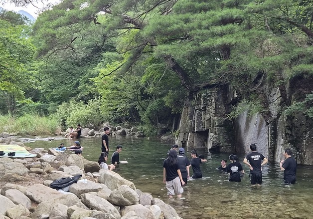 35도 찜통더위 피해 '풍덩'…충북 계곡마다 피서객 행렬