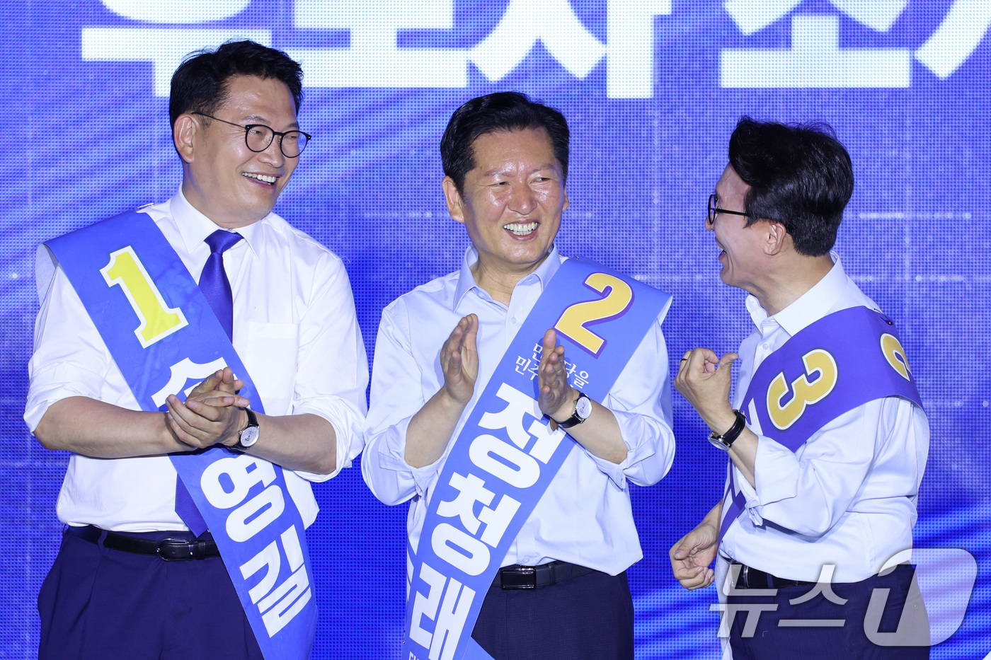 (부산=뉴스1) 신웅수 기자 = 더불어민주당 당권 주자인 송영길, 정청래, 김민석 의원이 2일 부산 벡스코에서 열린 당대표·최고위원 합동연설회에서 대화하고 있다. 2026.8.2/ …