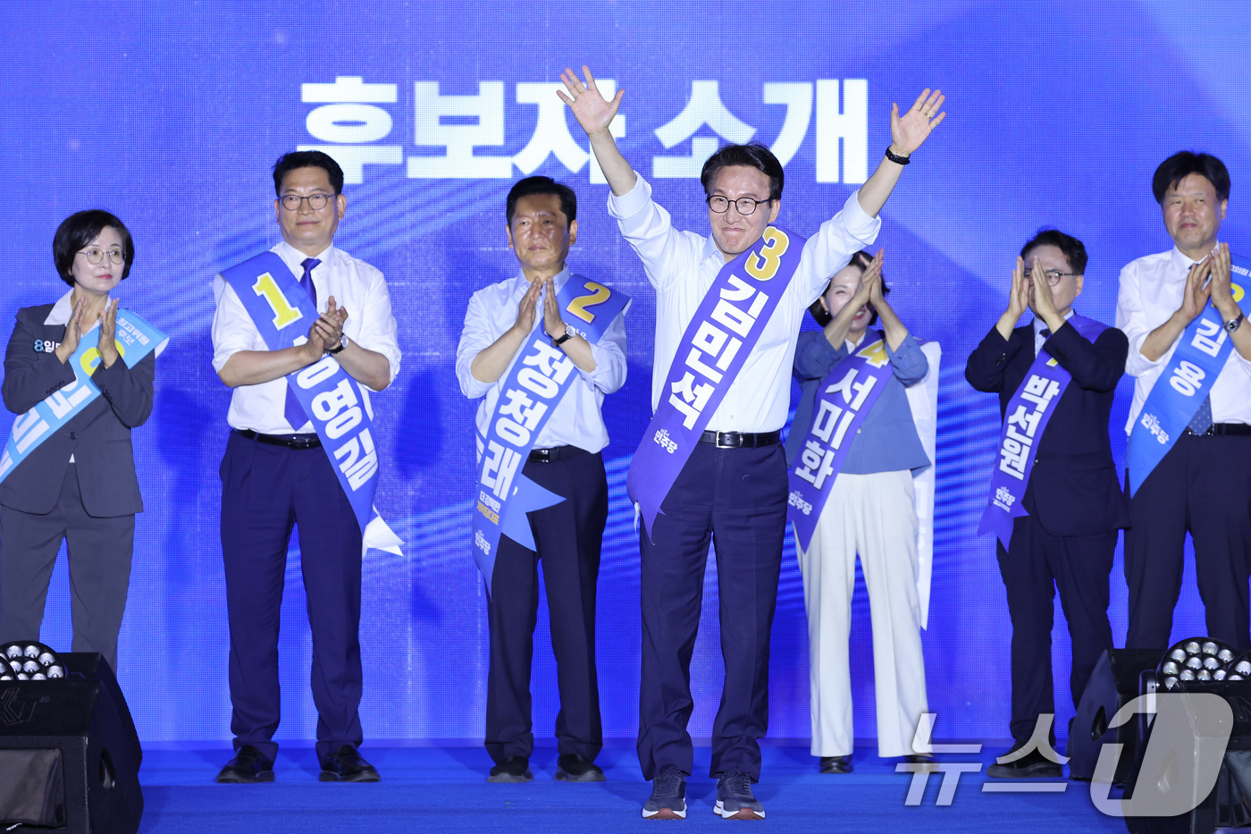 (부산=뉴스1) 신웅수 기자 = 더불어민주당 당권 주자인 김민석 의원이 2일 부산 벡스코에서 열린 당대표·최고위원 합동연설회에서 당원들에게 인사하고 있다. 2026.8.2/뉴스1