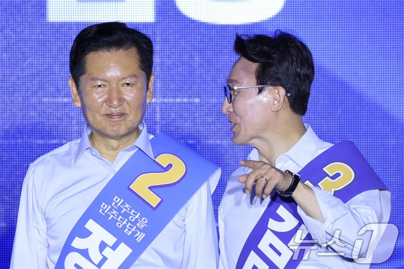 (부산=뉴스1) 신웅수 기자 = 더불어민주당 당권 주자인 정청래(왼쪽), 김민석 의원이 2일 부산 벡스코에서 열린 당대표·최고위원 합동연설회에서 대화하고 있다. 2026.8.2/뉴 …
