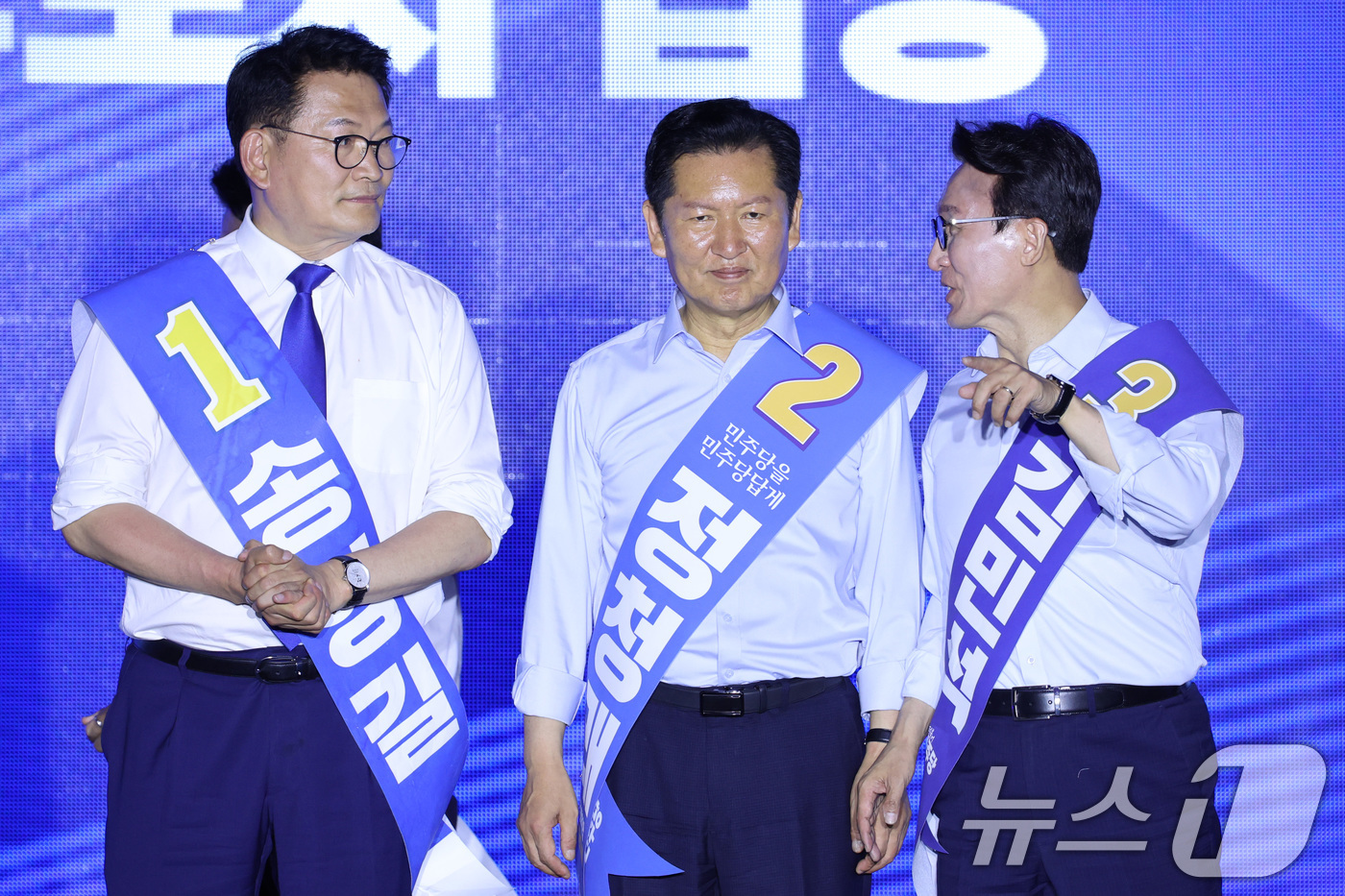 (부산=뉴스1) 신웅수 기자 = 더불어민주당 당권 주자인 정청래(왼쪽), 김민석 의원이 2일 부산 벡스코에서 열린 당대표·최고위원 합동연설회에서 대화하고 있다. 2026.8.2/뉴 …