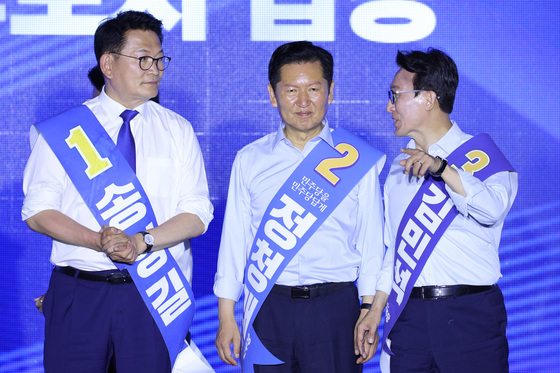 합동연설회 대화나누는 민주당 당권 주자들