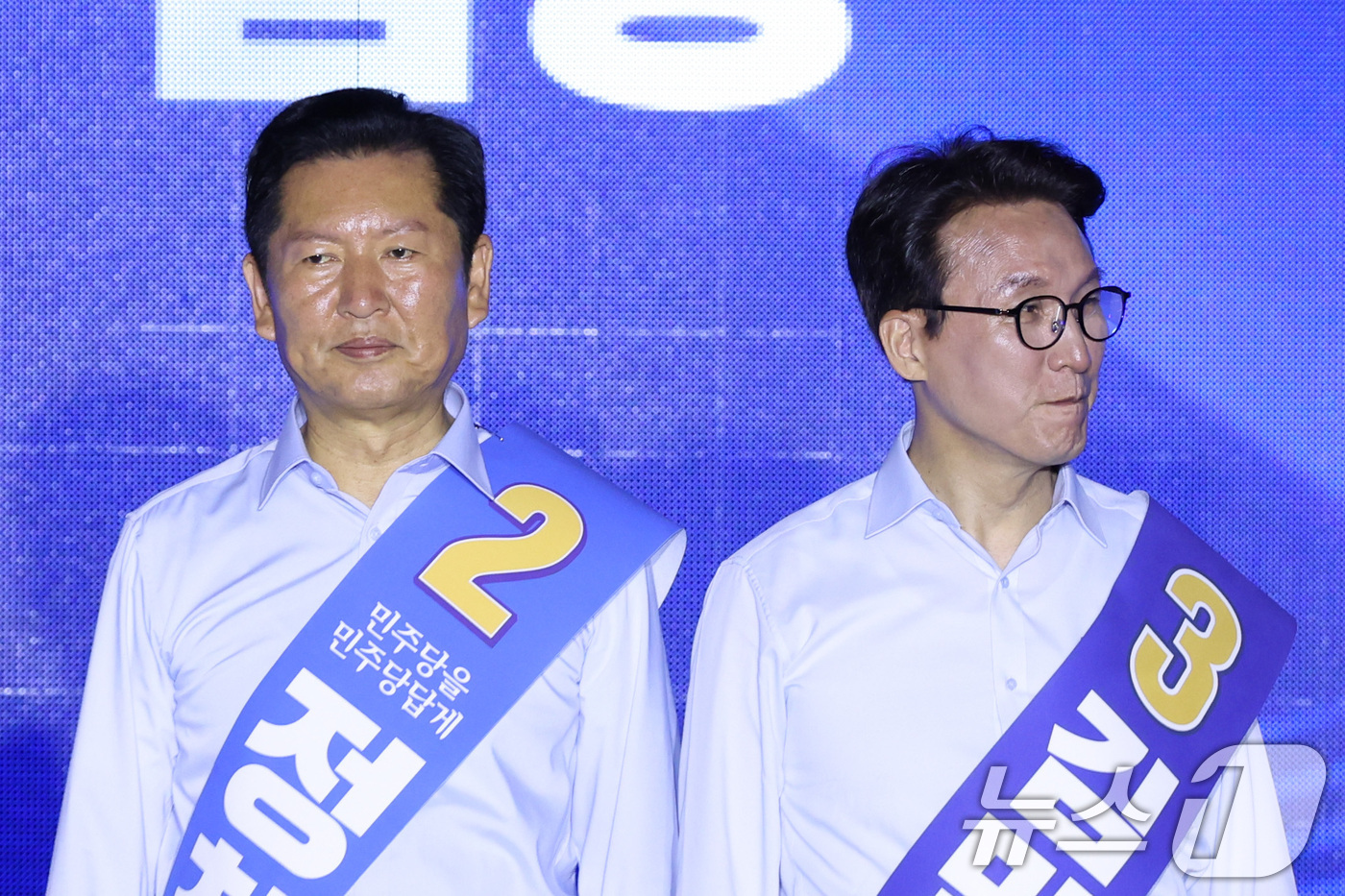 (부산=뉴스1) 신웅수 기자 = 더불어민주당 당권 주자인 정청래(왼쪽), 김민석 의원이 2일 부산 벡스코에서 열린 당대표·최고위원 합동연설회에서 자리하고 있다. 2026.8.2/뉴 …