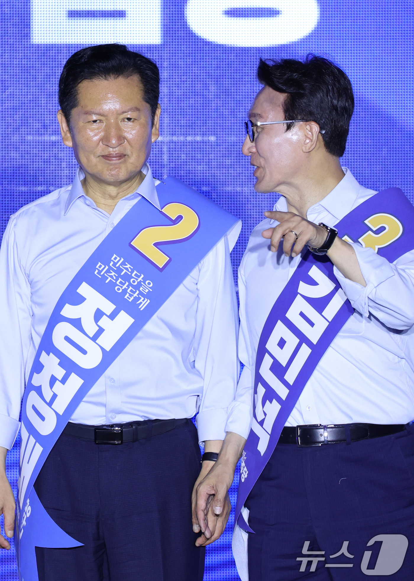 (부산=뉴스1) 신웅수 기자 = 더불어민주당 당권 주자인 정청래(왼쪽), 김민석 의원이 2일 부산 벡스코에서 열린 당대표·최고위원 합동연설회에서 대화하고 있다. 2026.8.2/뉴 …