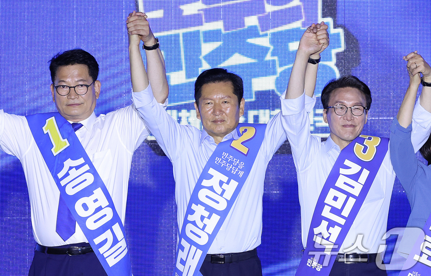 (부산=뉴스1) 신웅수 기자 = 더불어민주당 당권 주자인 정청래(왼쪽), 김민석 의원이 2일 부산 벡스코에서 열린 당대표·최고위원 합동연설회에서 손을 맞잡고 당원들에게 인사하고 있 …