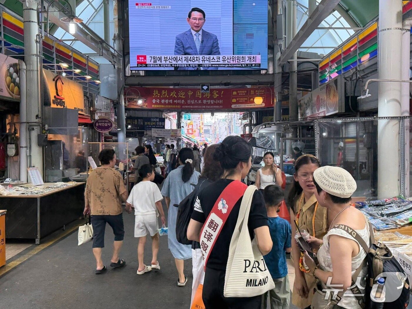본문 이미지 - 이날 관광객들은 44대 버스에 나누ㅏ 타고 서산 대표 관광지인 동부전통시장을 방문해 지역 상권과 경제에 온기를 불어 넣어주는 뜻깊은 시간을 보냈다.(서산시 제공. 재판매 및 DB금지)/뉴스1