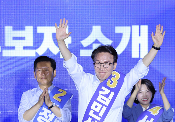 당원들에게 인사하는 김민석 후보