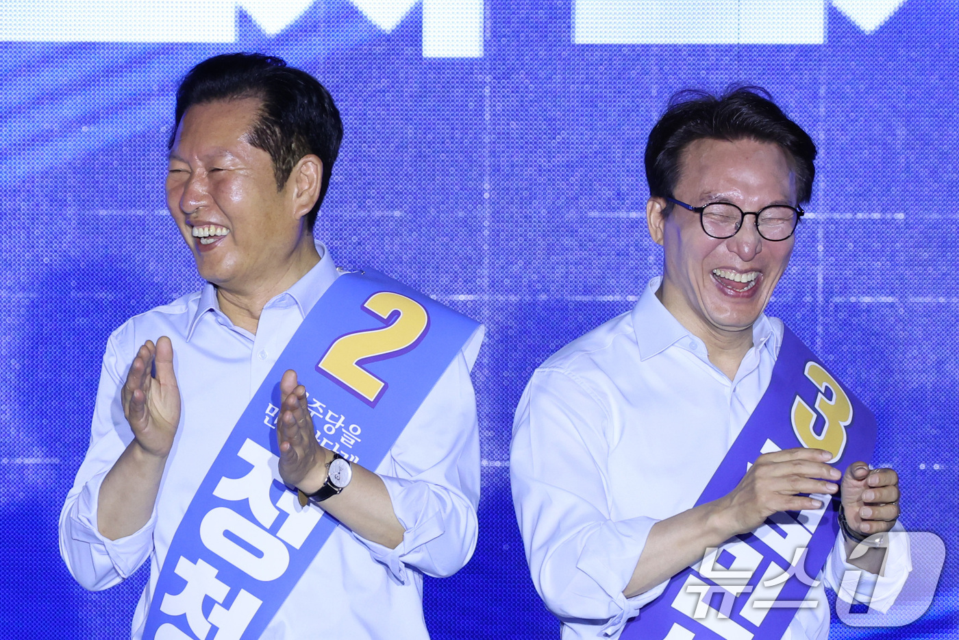 (부산=뉴스1) 신웅수 기자 = 더불어민주당 당권 주자인 정청래(왼쪽), 김민석 의원이 2일 부산 벡스코에서 열린 당대표·최고위원 합동연설회에서 미소짓고 있다. 2026.8.2/뉴 …