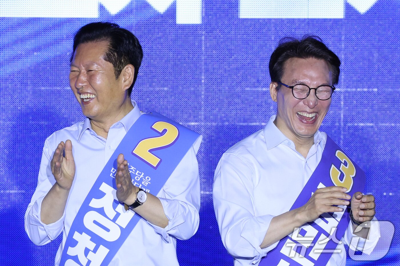 본문 이미지 - 더불어민주당 당권 주자인 정청래(왼쪽), 김민석 의원이 2일 부산 벡스코에서 열린 당대표·최고위원 합동연설회에서 미소짓고 있다. 2026.8.2 ⓒ 뉴스1 신웅수 기자