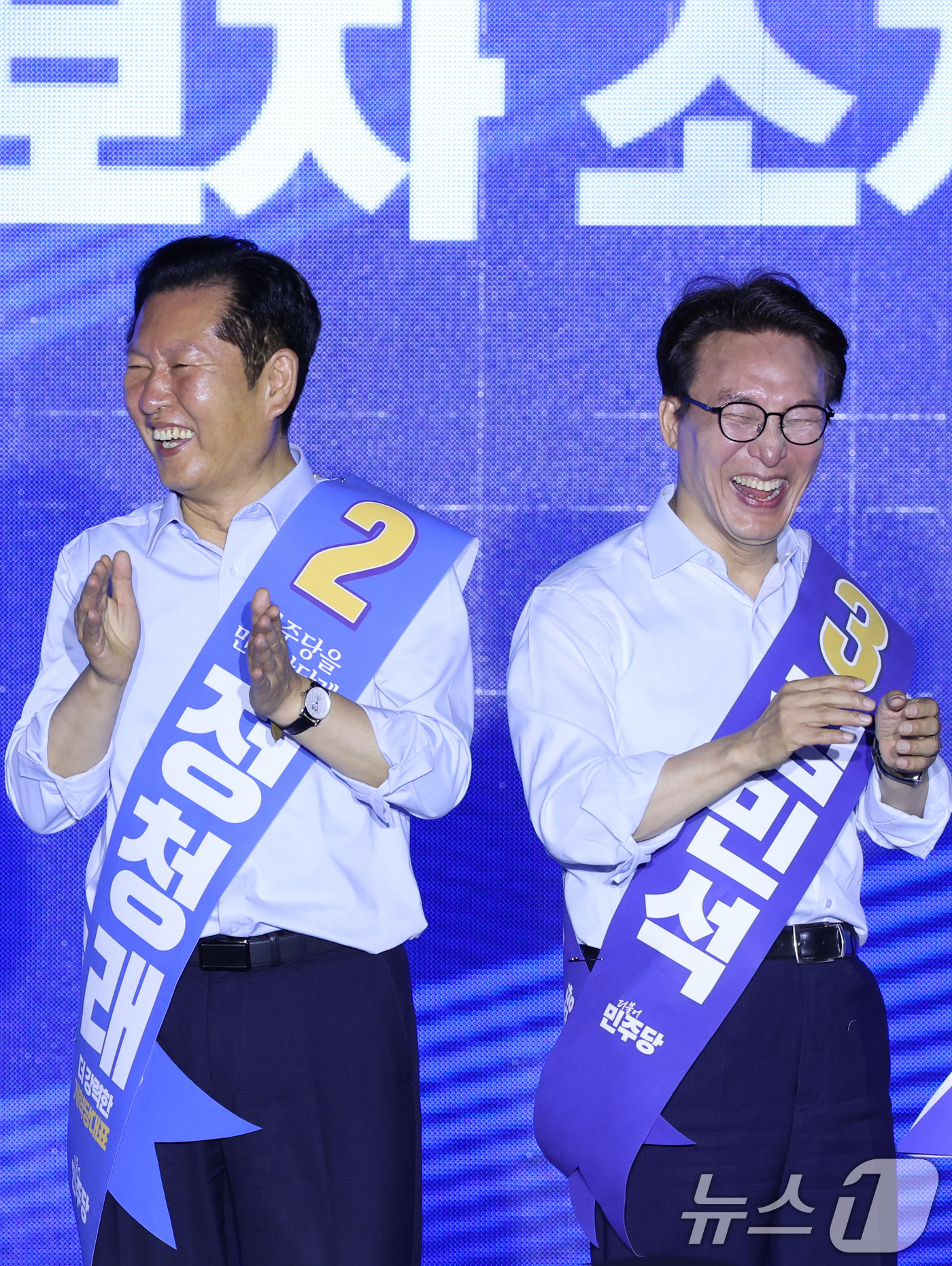 (부산=뉴스1) 신웅수 기자 = 더불어민주당 당권 주자인 정청래 의원이 2일 부산 벡스코에서 열린 당대표·최고위원 합동연설회에서 당원들에게 인사하고 있다. 2026.8.2/뉴스1