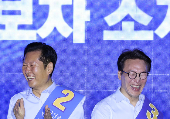 미소 속 격돌
