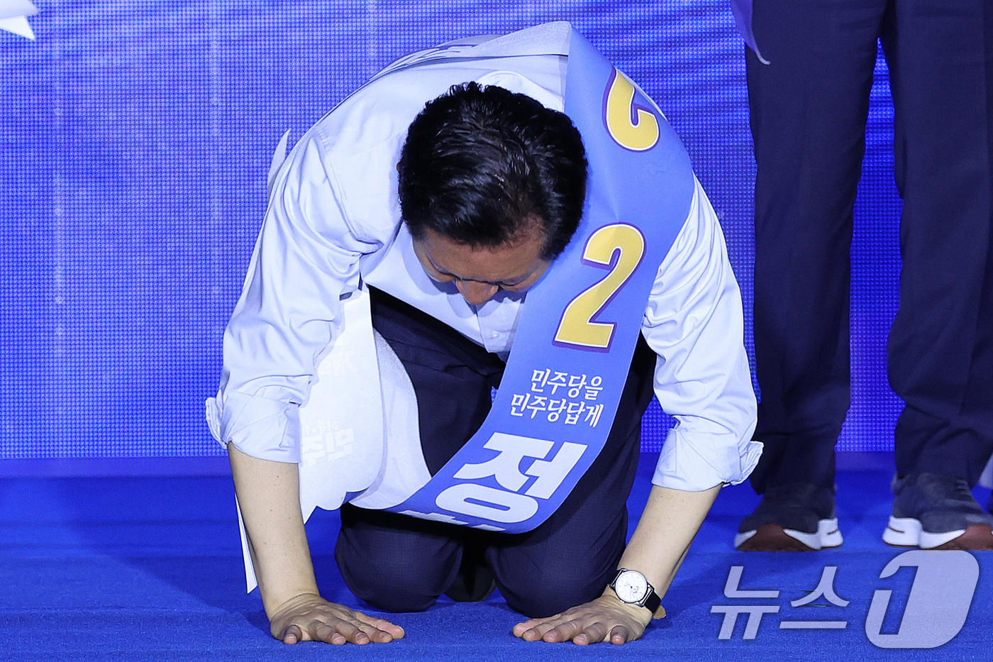 (부산=뉴스1) 신웅수 기자 = 더불어민주당 당권 주자인 정청래 의원이 2일 부산 벡스코에서 열린 당대표·최고위원 합동연설회에서 당원들에게 절하고 있다. 2026.8.2/뉴스1