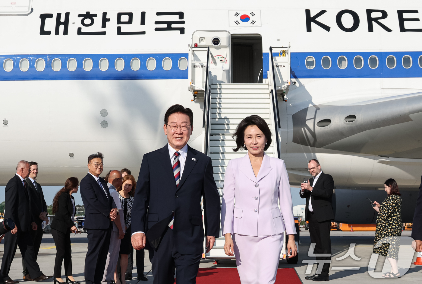 (프랑크푸르트(독일)=뉴스1) 허경 기자 = 이재명 대통령과 김혜경 여사가 2일(현지시간) 독일 프랑크푸르트 국제공항에 도착해 환영객들에게 인사하고 있다. 2026.8.2/뉴스1