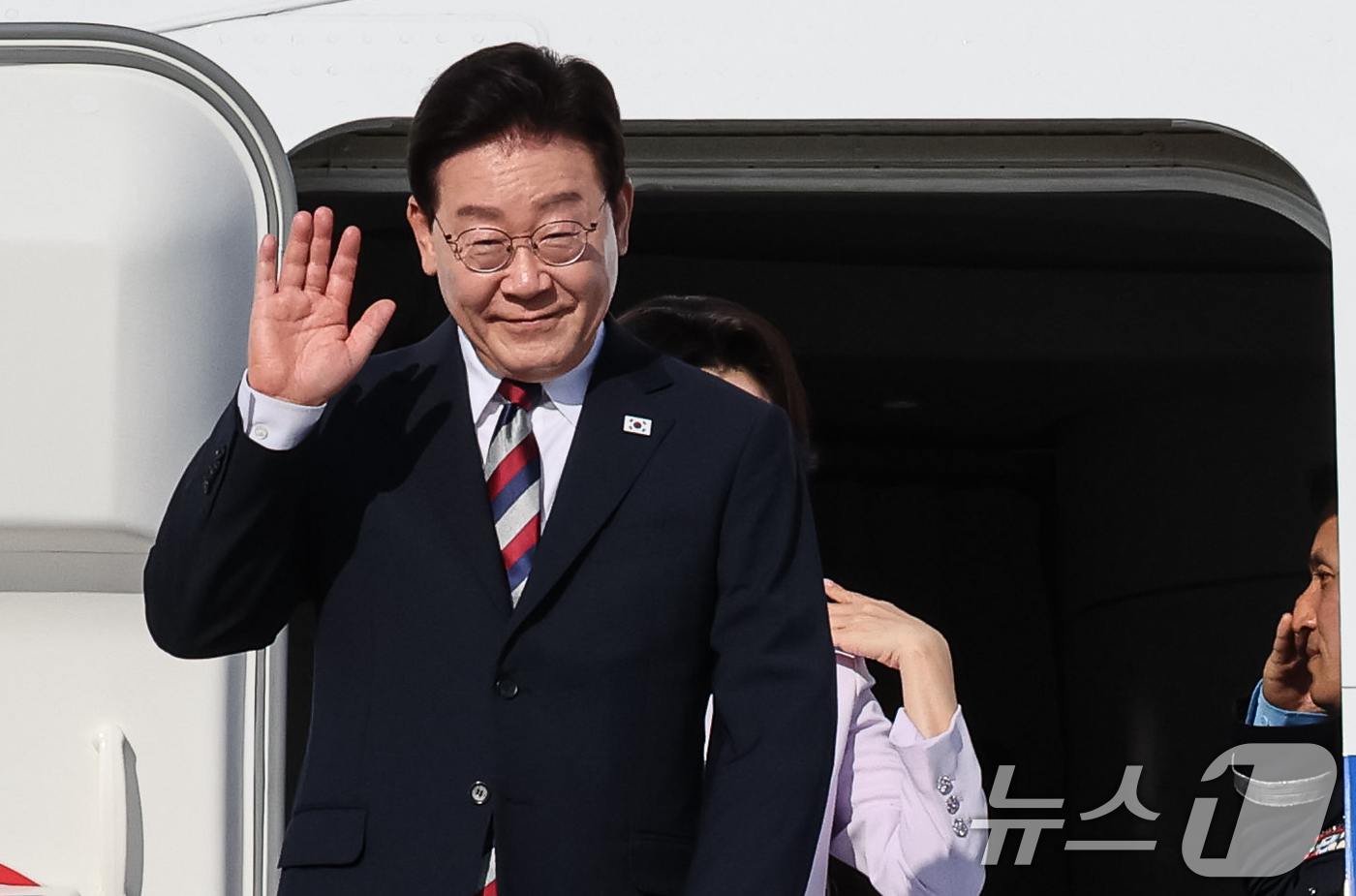 (프랑크푸르트(독일)=뉴스1) 허경 기자 = 이재명 대통령이 2일(현지시간) 독일 프랑크푸르트 국제공항에 도착해 환영객들에게 인사하고 있다. 2026.8.2/뉴스1