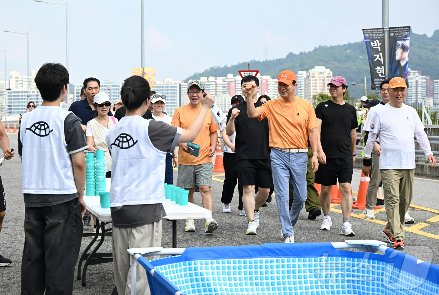 (서울=뉴스1) 김진환 기자 = 오세훈 서울시장이 2일 광진교 일대에서 열린 '쉬엄쉬엄 모닝'에 참석, 광진교를 걸으며 시민들을 향해 인사하고 있다. (서울시 제공, 재판매 및 D …