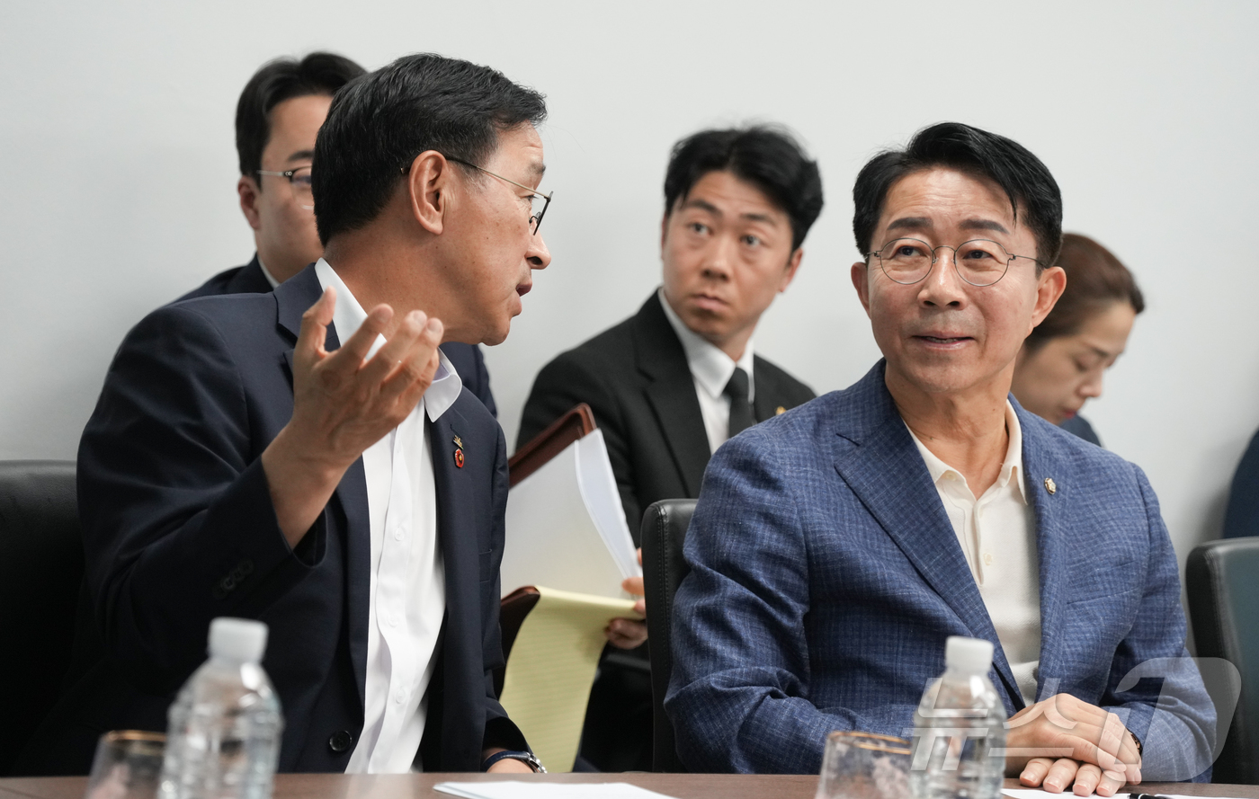 (제주=뉴스1) 홍수영 기자 = 조정식 국회의장이 2일 제주 한림해상풍력발전단지을 찾아 위성곤 제주도지사의 설명을 듣고 있다.(제주도 제공. 재판매 및 DB 금지) 2026.8.2 …