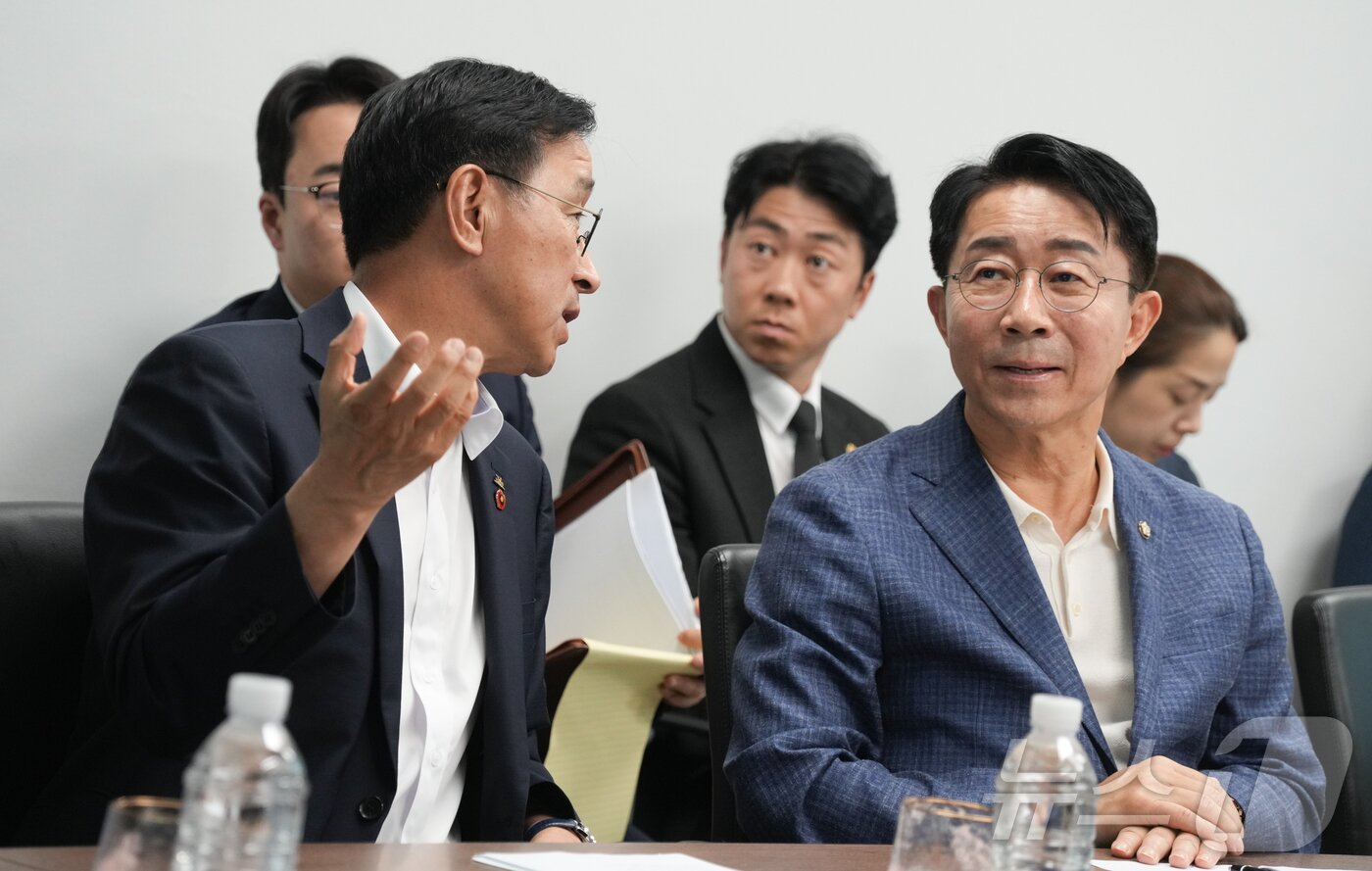 본문 이미지 - 위성곤 제주도지사가 조정식 국회의장에게 제주 한림해상풍력발전단지에 대해 설명하고 있다.(제주도 제공) ⓒ 뉴스1 홍수영 기자