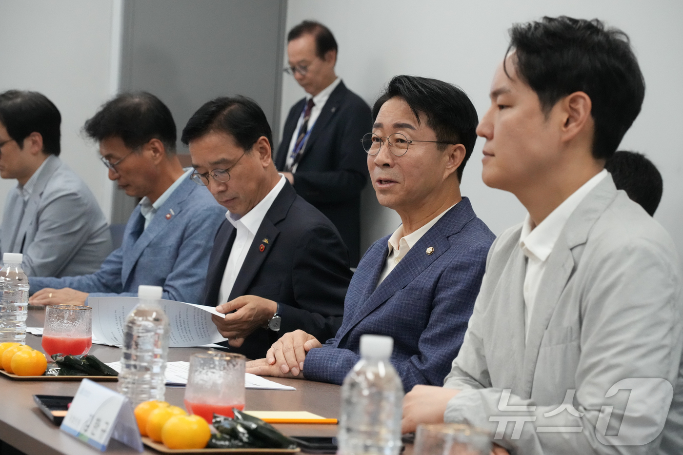 (제주=뉴스1) 홍수영 기자 = 조정식 국회의장이 2일 제주 한림해상풍력발전단지를 방문해 위성곤 제주도지사, 김한규·문대림 국회의원, 제주한림해상풍력(주) 관계자 등과 함께 간담회 …