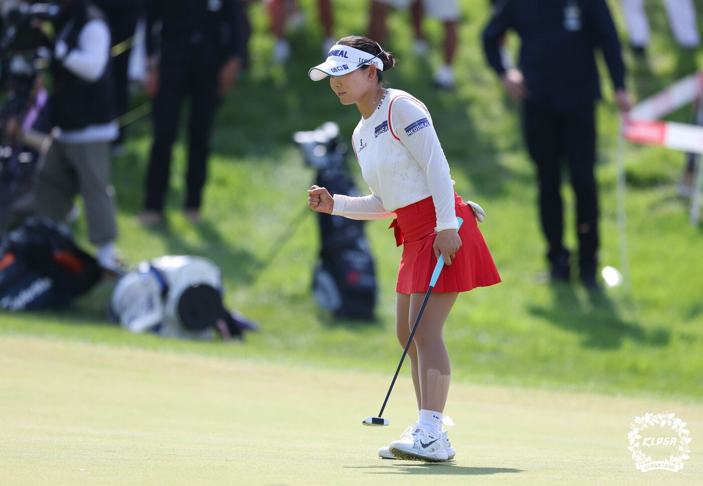 본문 이미지 - 이다연이 2일 열린 KLPGA 오로라월드 챔피언십 최종 4라운드 18번홀에서 버디를 성공한 뒤 주먹을 불끈 쥐고 있다. (KLPGA 제공)